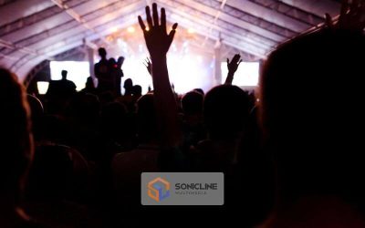 Jenis lensa ideal untuk fotografi konser malam: prime, telefoto, wide. Tangkap momen tajam dengan tips dari Sonicline.co.id