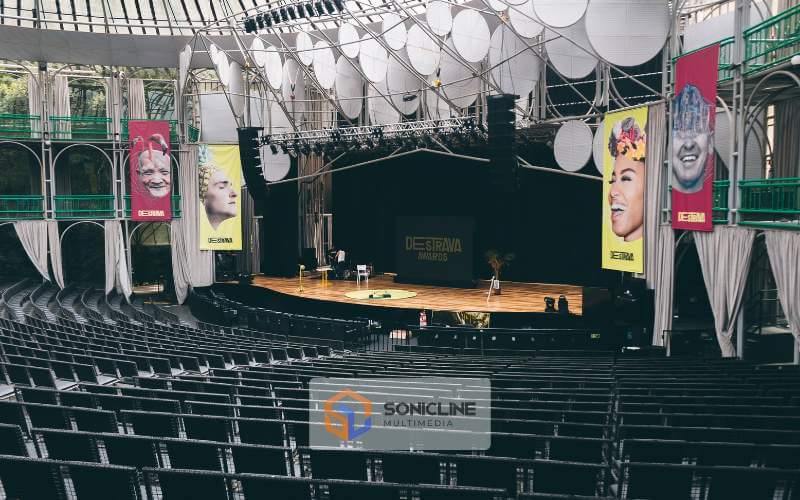 Instrumen akustik vs elektrik: Mana yang tepat untuk venue Anda? Temukan perbedaan, kelebihan, dan tips memilih di sini!